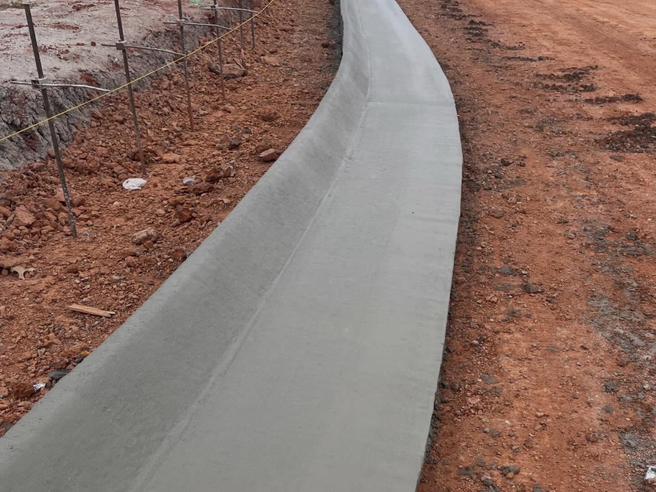 Concrete curb gutter curved