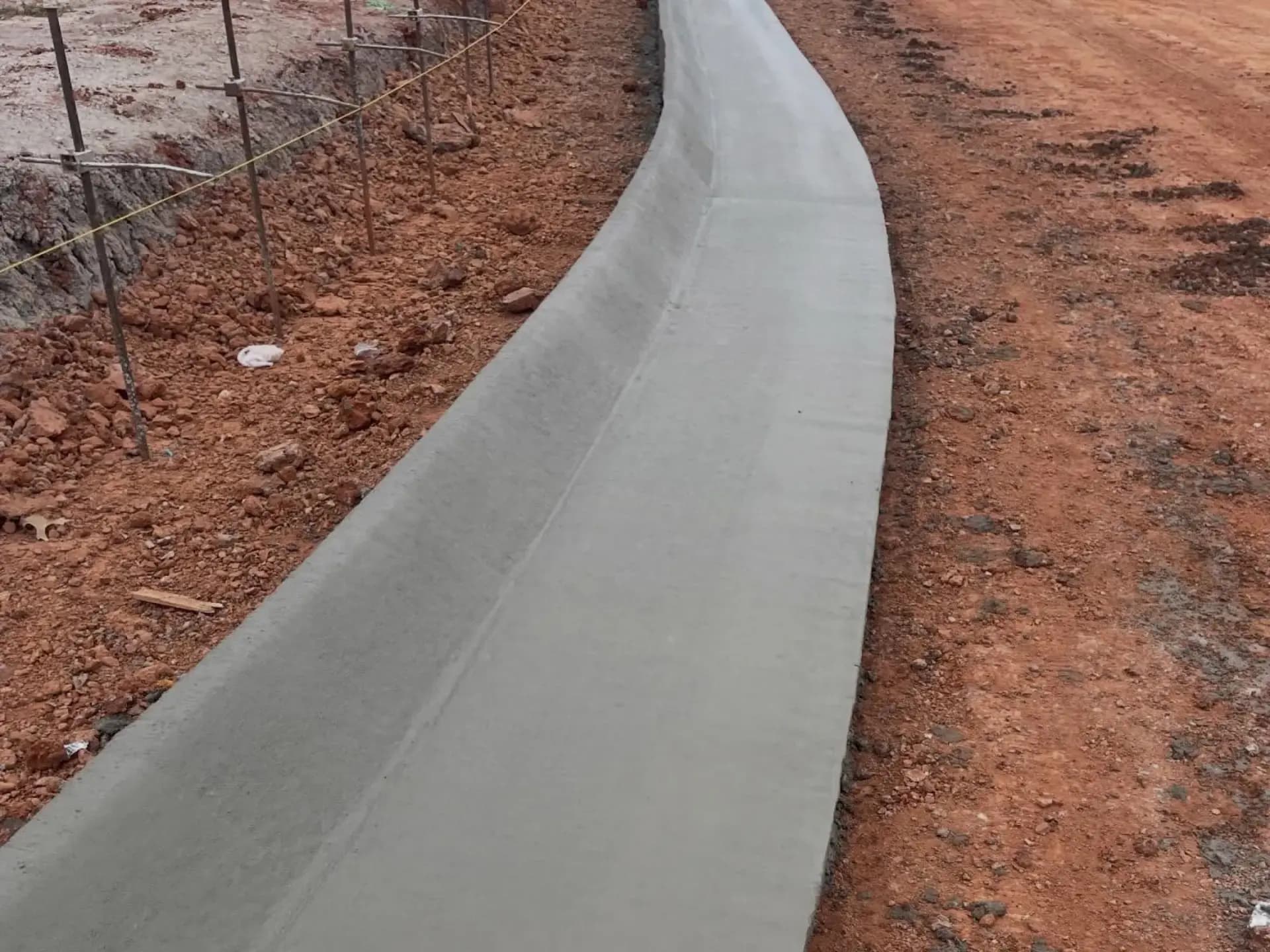 Concrete curb gutter curved